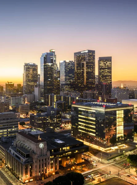 Skyline del centro al atardecer. Los Ángeles, California, EE.UU. — Foto de Stock