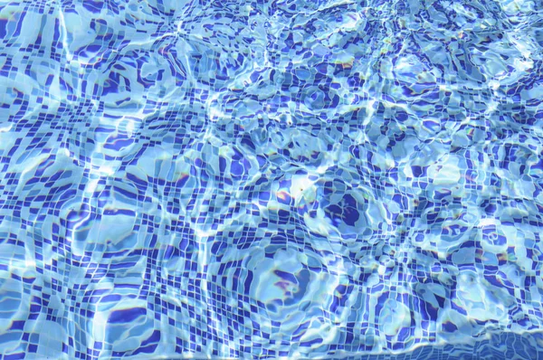 Hermosa refrescante agua de la piscina azul — Foto de Stock