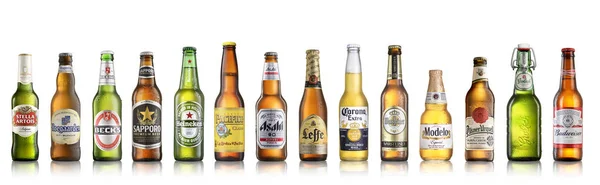 Los Angeles CA - 6 de julio: Conjunto de marcas de cerveza populares del mundo isolat —  Fotos de Stock