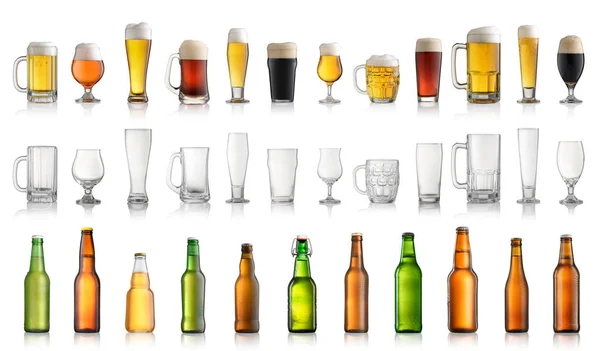 Zestaw butelek piwa różnych i okulary na białym tle na biały tył — Zdjęcie stockowe