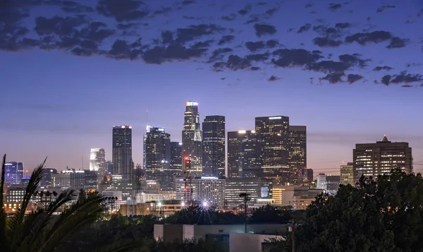 Los Angeles, California, Estados Unidos paisaje urbano en el centro por la noche — Foto de Stock