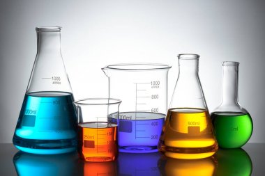 Renk sıvı ve yansıma ile Laboratuar kapkacakları