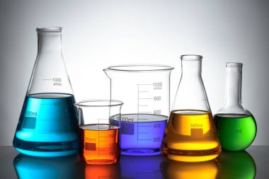 Renk sıvı ve yansıma ile Laboratuar kapkacakları