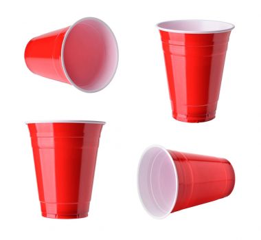 Beyaz arka plan üzerinde izole kırmızı plastik parti bardak seti