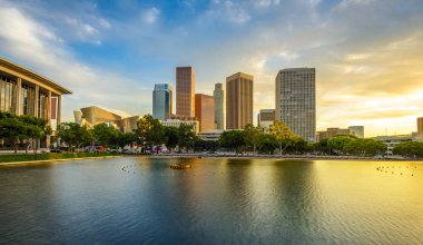 Downtown Los Angeles gökdelenler batımında suda yansıtır.