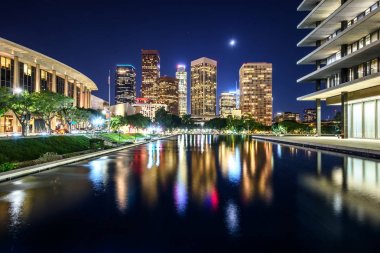 Downtown Los Angeles gökdelenler yansıtır suda geceleri