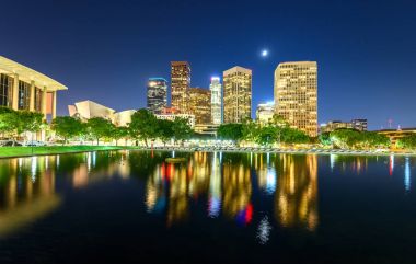 Downtown Los Angeles gökdelenler yansıtır suda geceleri