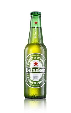 Los Angeles Ca - 23 Ağustos: beyaz zemin üzerine izole şişe Heineken bira. 