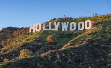 Hollywood - California 24 Şubat 2017: 1923 yılında inşa The Hollywood alamet dünya ünlü dönüm noktası ve Mount Lee Amerikan kültürel simgesini
