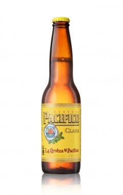 Los Angeles Ca - 23 Ağustos: Meksika pilsner tarzı bira şişe Pacifico Clara beyaz arka plan üzerinde izole. 