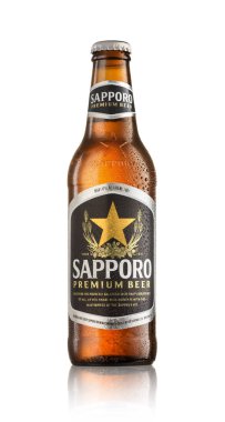 Los Angeles; Amerika Birleşik Devletleri - 21 Eylül; 2017 - Sapporo beyaz izole bira şişe. Bira Seibei Nakagawa brewer tarafından 1876 yılında kuruldu.