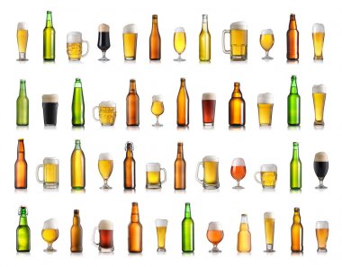Çeşitli bira şişeleri ve gözlük kümesi. Beyaz arka plan üzerinde izole
