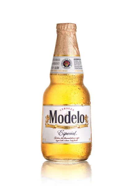 Los Angeles August Bottle Modelo Especial Isolated White Background Brewed — Stock Photo, Image