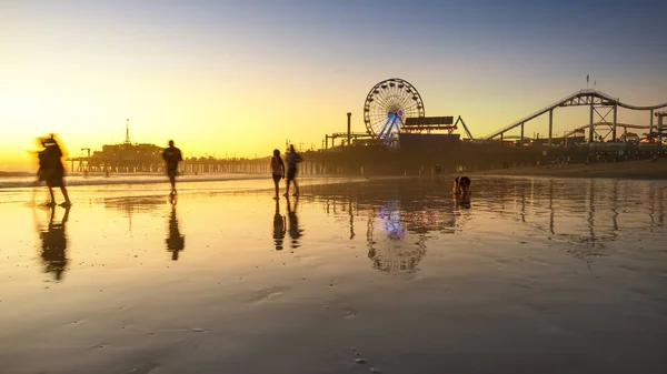 サンタ モニカー ビーチと夕日で米国カリフォルニア州桟橋 — ストック写真