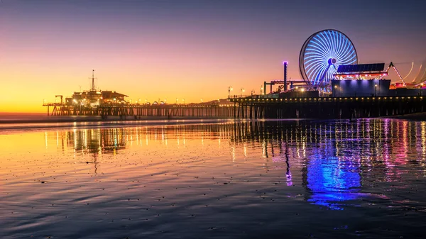 サンタ モニカー ビーチと夕日で米国カリフォルニア州桟橋 — ストック写真