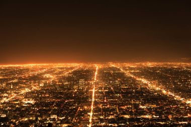 Los Angeles trafiği. Cityscape panorama geceleri