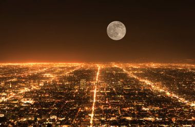 Los Angeles trafiği. Cityscape panorama geceleri