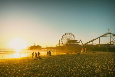 Gün batımında Santa Monica beach iskelesinden California ABD. Retro renk