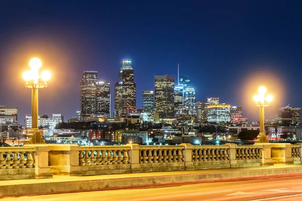 Rascacielos en el centro de Los Ángeles, California por la noche. Ver fr — Foto de Stock