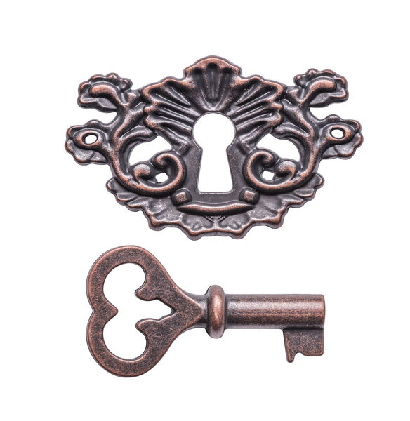 Старый ключ и замочная скважина на белом фоне
