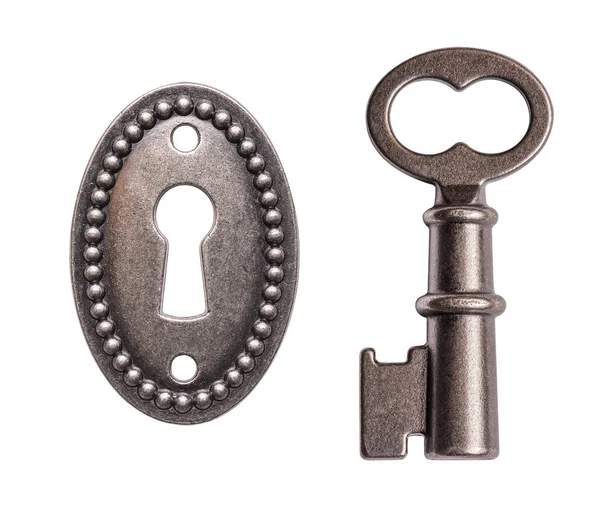 Старый ключ и замочная скважина на белом фоне — стоковое фото