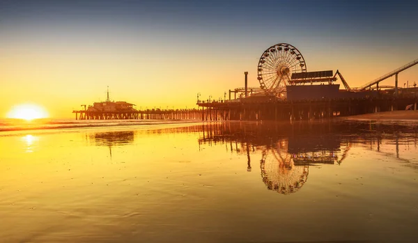 Praia de Santa Monica e cais na Califórnia EUA ao pôr do sol — Fotografia de Stock