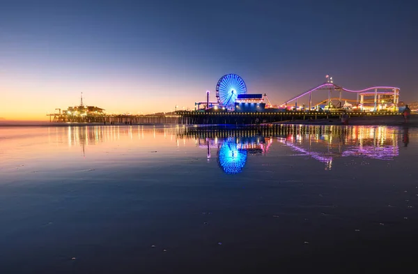 サンタ モニカー ビーチと夕日で米国カリフォルニア州桟橋 — ストック写真