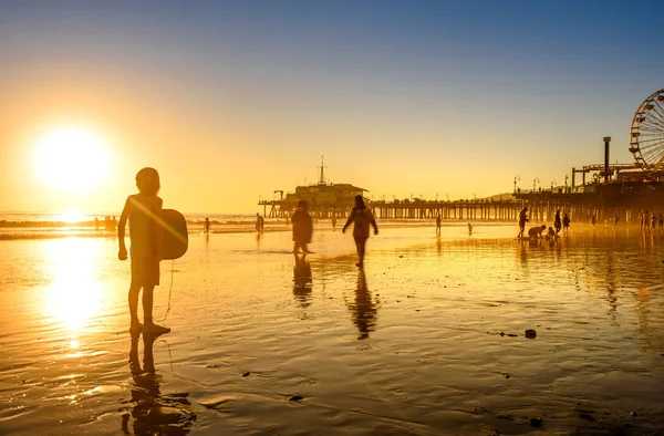 Пляж Санта-Моника и пирс в Калифорнии на закате — стоковое фото