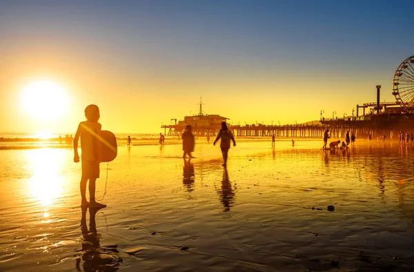 Santa Monica beach and pier in California USA at sunset — Stock Photo, Image