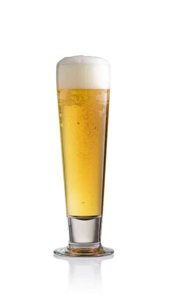 Vidro de cerveja isolado no fundo branco — Fotografia de Stock
