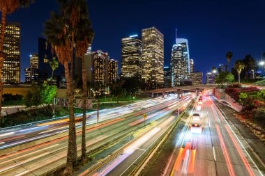 Downtown Los Angeles araba trafik lambası yollar ile gün batımında