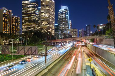 Downtown Los Angeles araba trafik lambası yollar ile gün batımında