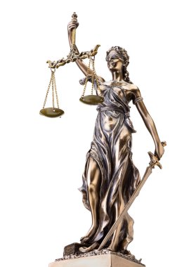 Beyaz arka planda tecrit edilmiş adalet heykeli