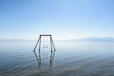 Bombay sahilinde terk edilmiş bir salıncak, Salton Denizi, California