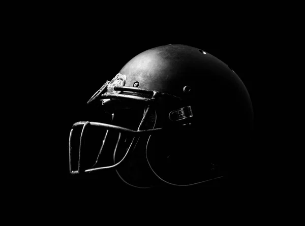 Voetbal helm op zwarte achtergrond. — Stockfoto