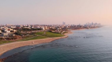 Arka planda Tel Aviv şehri, Jaffa ve Bat Jam 'in havadan görüntüsü var. Tel Aviv 'deki Sahil ve Akdeniz Sahil Hattı.