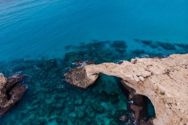 Aşk ya da aşk köprüsü. Kıbrıs - Ayia Napa kasabası yakınlarındaki Cape Greco 'da 