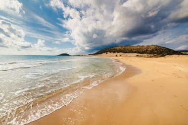 Golden Beach Kıbrıs 'ın en iyi plajı, Karpas Yarımadası, Kuzey Kıbrıs. Seyahat konsepti ve fikri. Güzel tropikal plaj. Altın kumlar. Kuzey Kıbrıs, Altın Plaj.