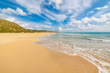 Golden Beach Kıbrıs 'ın en iyi plajı, Karpas Yarımadası, Kuzey Kıbrıs. Seyahat konsepti ve fikri. Güzel tropikal plaj. Altın kumlar. Kuzey Kıbrıs, Altın Plaj.