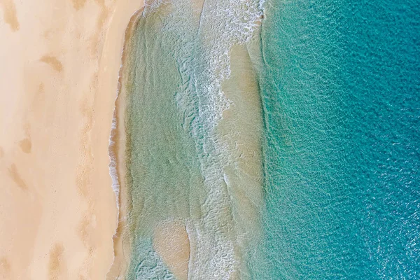 Muhteşem plaj ve yukarıdan gelen dalgalar. Turkuaz su arka planı. Havadan gelen yaz deniz manzarası. Yaz Arkaplanı. İHA 'nın üst görüntüsü. Seyahat konsepti ve fikri. Kuzey Kıbrıs, Altın Plaj.