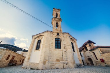 Timios Stavros Manastırı, Omodos, Kıbrıs. Kilisenin binası. Kutsal Haç Manastırı (Timios ve Zoopoi Stavros Manastırı). Omodos, Kıbrıs.