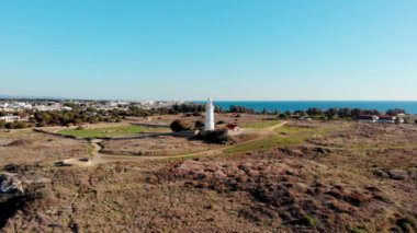 Akdeniz kıyısındaki Paphos deniz feneri. Kıbrıs Rum Kesimi Kato Paphos Arkeoloji Parkı. Paphos 'taki antik şehrin kalıntıları, bir dünya mirası alanı. Paphos. Kıbrıs.