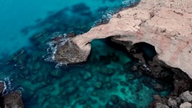 Aşk ya da aşk köprüsü. Kıbrıs - Ayia Napa kasabası yakınlarındaki Cape Greco 'da 