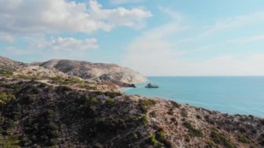 Aşk kumsalı. Afrodit Kayası, Afrodit 'in Paphos City yakınlarındaki doğduğu yer. Afrodit Kayası. Petra-Tu-Romiou. Kıbrıs Cumhuriyeti.