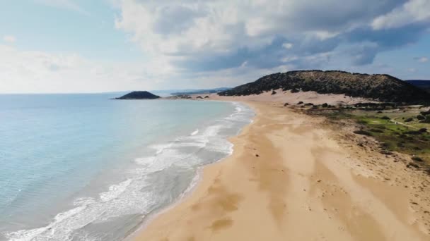 金色海滩的空中景观 塞浦路斯最好的海滩 卡帕斯半岛 北塞浦路斯 旅行的概念和想法 美丽的热带海滩 北塞浦路斯 黄金海岸 — 图库视频影像