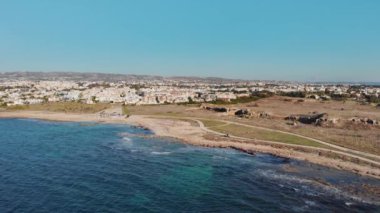 Lighthouse Beach, Paphos, Kıbrıs 'ın havadan görünüşü. Kato Paphos Parkı. 