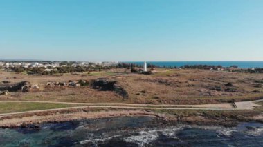 Akdeniz kıyısındaki Paphos deniz feneri. Kıbrıs Rum Kesimi Kato Paphos Arkeoloji Parkı. Paphos 'taki antik şehrin kalıntıları, bir dünya mirası alanı. Paphos. Kıbrıs.