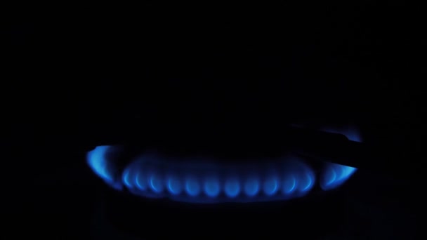 Selektiver Fokus Auf Gasbrenner Mit Blauen Flammen Küchenherd Brennt Der — Stockvideo