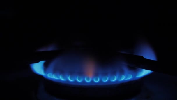 选择性地专注于带有蓝色火焰的燃气燃烧器 厨房的燃烧器在夜间燃烧 — 图库视频影像
