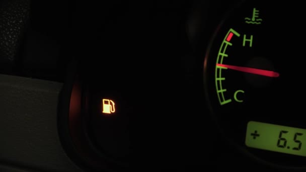 クローズアップ車のダッシュボードガソリンメーター 燃料計 燃料の低レベル 燃料埋蔵量指標 ガソリンメーターを閉めろ 4Kビデオ — ストック動画